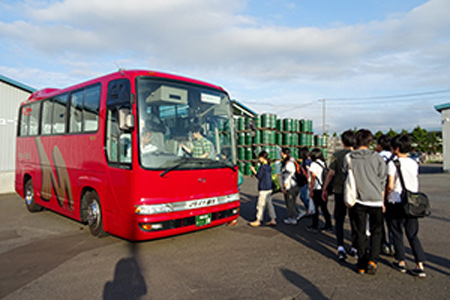 弘前大学キャリアセンターの青森県内企業をめぐるバスツアー