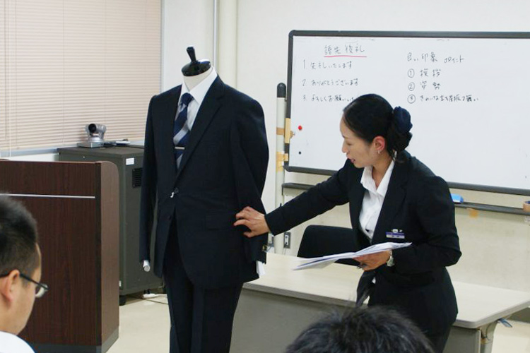 弘前大学キャリアセンターでスーツの着こなし講座